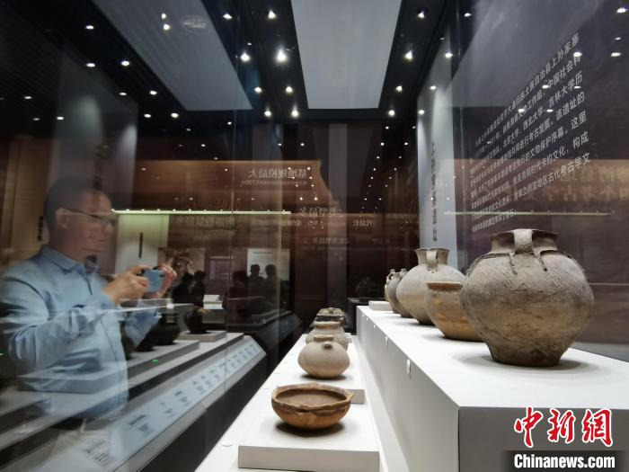 圖為河湟文化博物館展陳的陶器?！?zhí)砀?攝