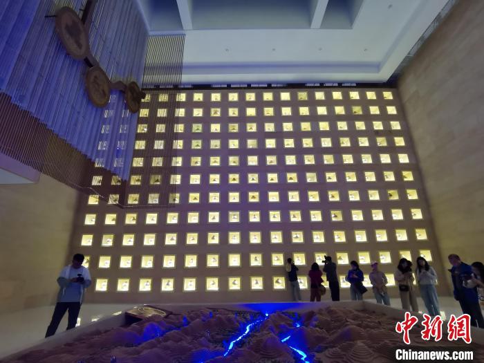 圖為河湟文化博物館序廳的左右彩陶墻放置的374件彩陶?！?zhí)砀?攝