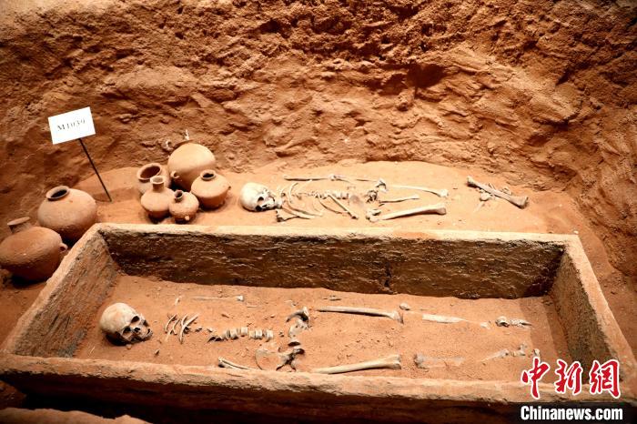 圖為河湟文化博物館復制展陳的墓葬及其彩陶陪葬品?！⊙Φ?攝