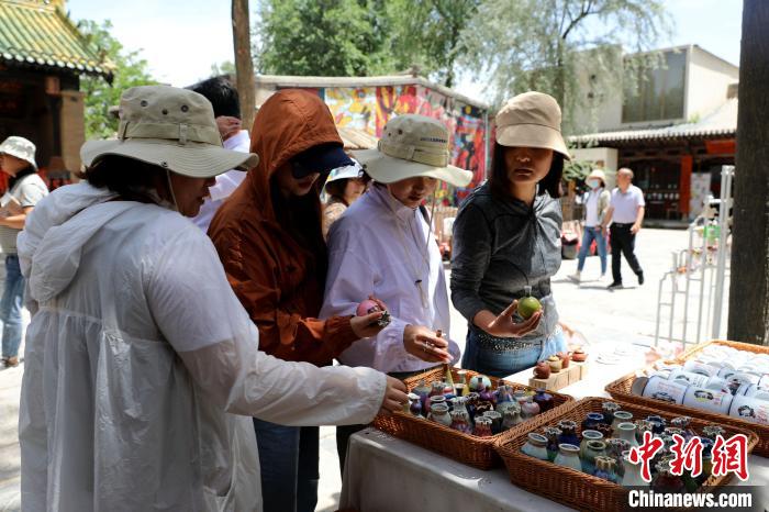 圖為民眾挑選手工藝產(chǎn)品。　薛蒂 攝