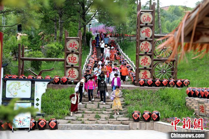 圖為油嘴灣生態(tài)文化景區(qū)的游客。　薛蒂 攝