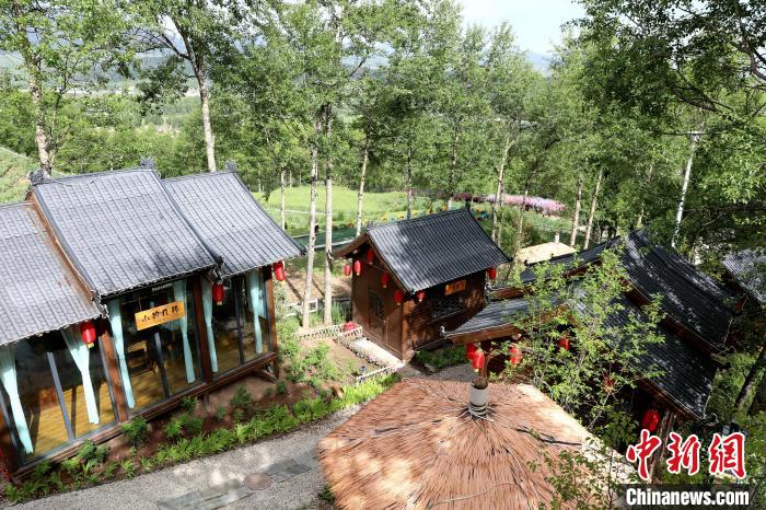 圖為景區(qū)內(nèi)依山而建的民宿。　薛蒂 攝