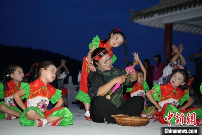 甘肅省西和縣小朋友們迎接“巧娘娘”。魏朵朵 攝