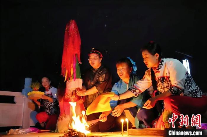 持續(xù)七天八夜的乞巧節(jié)正在西漢水上游的甘肅省西和縣進(jìn)行。西和縣姜席鎮(zhèn)晚霞湖畔，民眾“巧頭”點(diǎn)蠟、炷香、焚裱紙、跪拜，準(zhǔn)備將“巧娘娘”請(qǐng)進(jìn)院。魏朵朵 攝