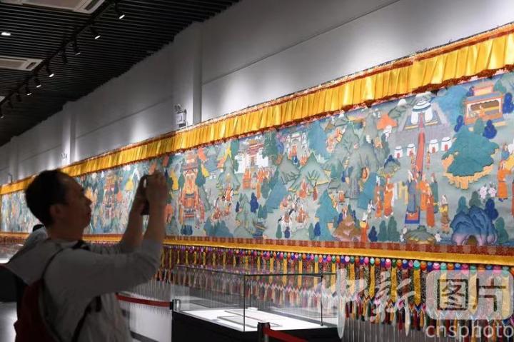 圖為觀眾觀看唐卡《涼州會盟》。 中新社記者 戴文昌 攝