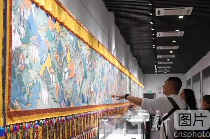 圖為觀眾參觀唐卡《涼州會盟》。 中新社記者 戴文昌 攝