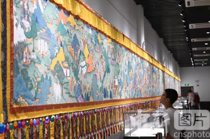 圖為一名小朋友觀看唐卡《涼州會盟》。 中新社記者 戴文昌 攝