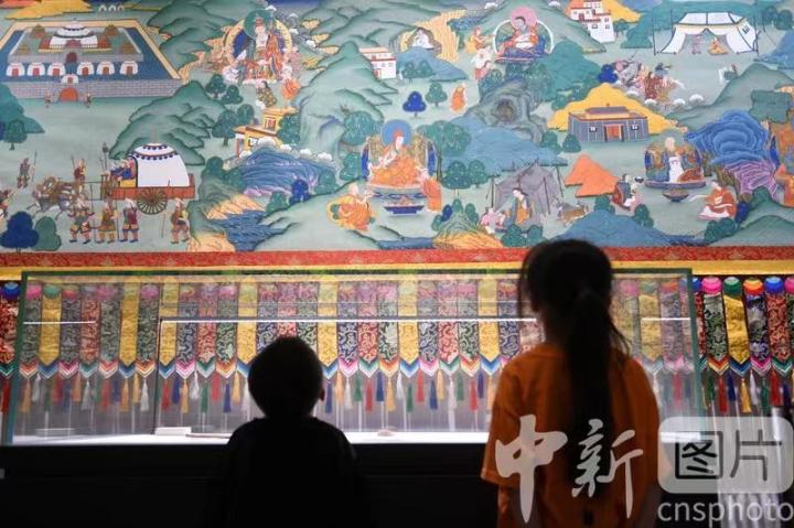 圖為觀眾參觀唐卡《涼州會盟》。 中新社記者 戴文昌 攝
