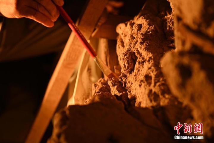 8月25日，文物修復(fù)師牟常有進(jìn)行文物修復(fù)工作。