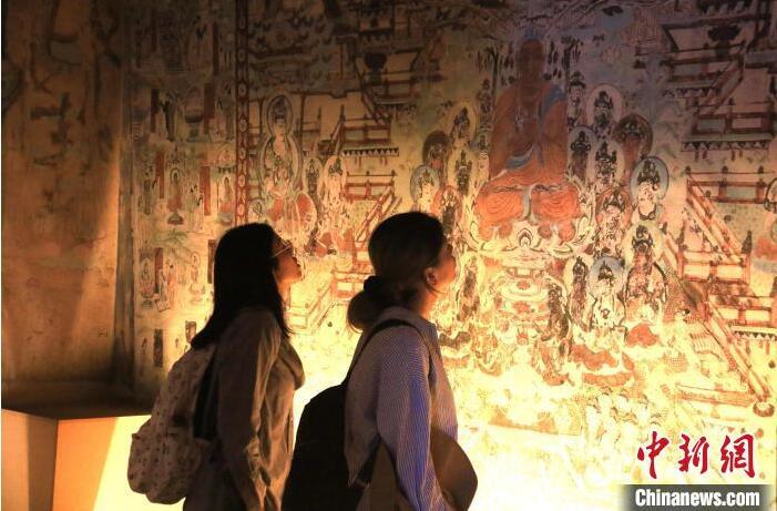 2023年8月27日，游客在甘肅省敦煌市博物館參觀文物展。張曉亮 攝(資料圖)