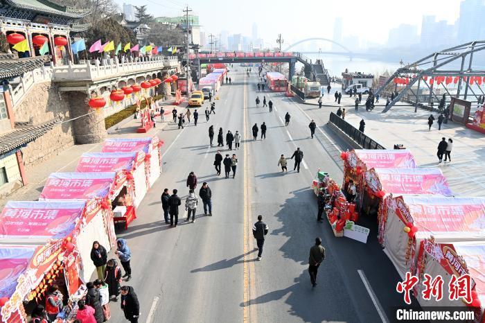 1月30日，蘭州黃河畔的年貨集市吸引顧客選購(gòu)年貨。九美旦增 攝</p><p>