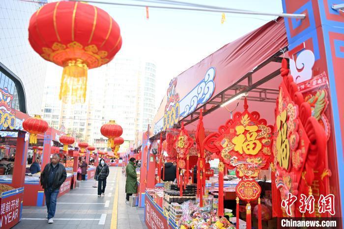 1月30日，蘭州街頭琳瑯滿目的年貨吸引顧客選購(gòu)。九美旦增 攝</p><p>
