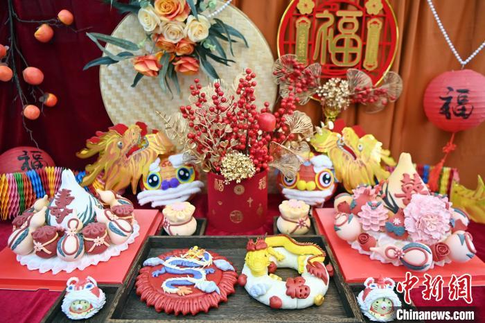 1月25日，春節(jié)臨近，蘭州一花饃店“龍”元素花饃熱銷。圖為展出的“龍”元素花饃。九美旦增 攝