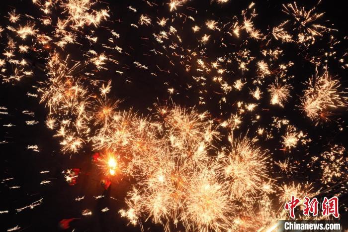 灼熱的鐵水在空中迸散。在空中形成“鐵花火雨”的景象，似天女散花，似群星漫天，如夢如幻，美不勝收。侯奇志 攝</p>
<p>