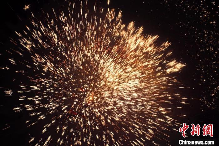 據(jù)悉，“花”與“發(fā)”諧音，取“打花打花，越打越發(fā)”之意?！按蜩F花”不僅蘊含著人們祈福納祥的美好愿望，也展現(xiàn)了民間生鐵冶煉傳統(tǒng)技藝的工匠精神。侯奇志 攝