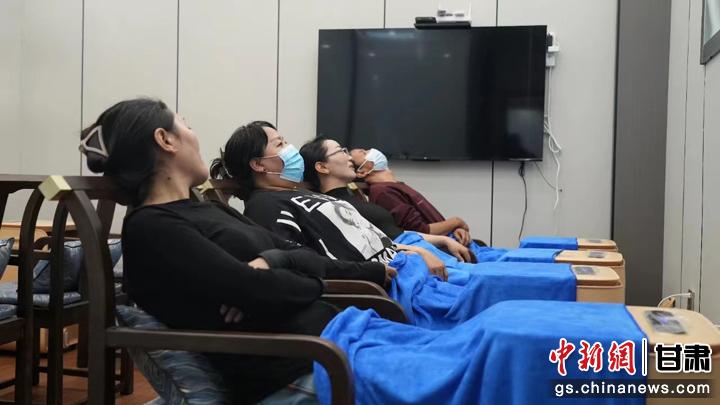 圖為當(dāng)?shù)鼐用耋w驗(yàn)藏醫(yī)院診療。卓瑪草 攝