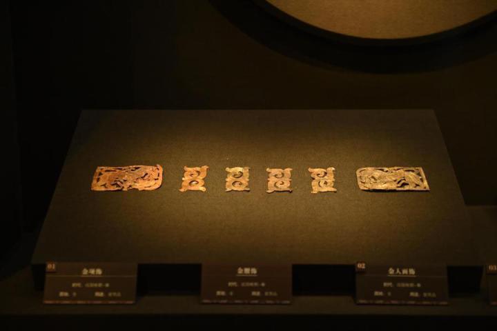 張家川縣馬家塬車輿博物館展陳的馬家塬遺址出土的金項(xiàng)飾、金腰飾、金人畫飾等。李亞龍 攝　　
