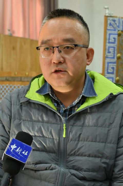 謝焱，甘肅省文物考古研究所副研究館員、考古研究二部主任、田野考古項(xiàng)目負(fù)責(zé)人。主持參與了張家川馬家塬戰(zhàn)國西戎墓地、臨潭磨溝齊家文化墓地等20多項(xiàng)考古調(diào)查、發(fā)掘工作，曾獲得中國國家文物局田野考古二、三等獎，“十二五”文物保護(hù)科學(xué)和技術(shù)創(chuàng)新二等獎等榮譽(yù)。