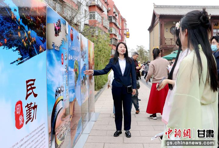 3月下旬，民勤縣在天水啟漢樓廣場舉行推介會(huì)，宣傳本地旅游資源和農(nóng)特優(yōu)產(chǎn)品。圖為工作人員向游客介紹民勤自然風(fēng)光、歷史文化。馬愛彬 攝