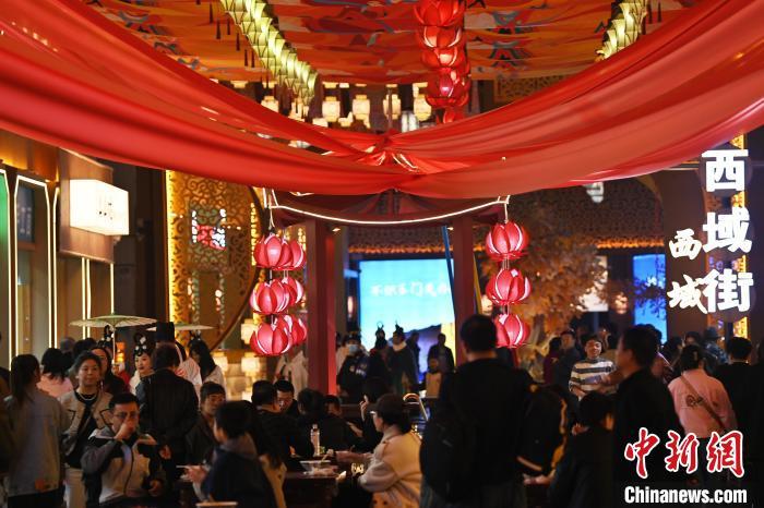 圖為街區(qū)現場游客絡繹不絕。李亞龍 攝</p><p>