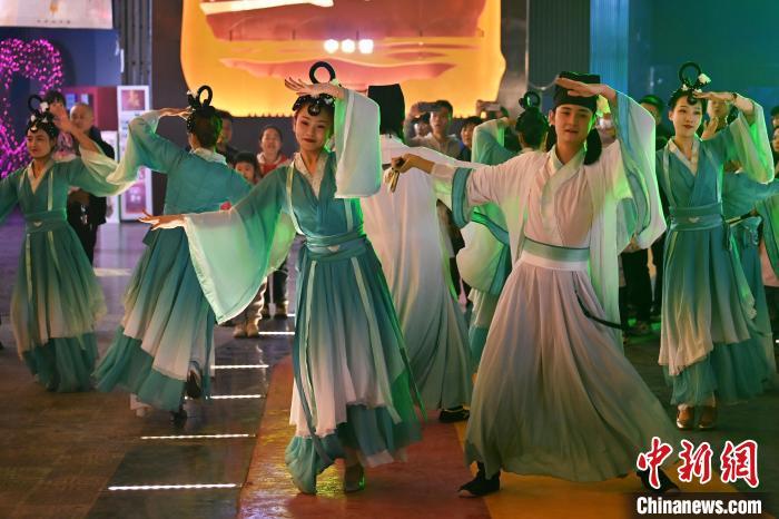圖為工作人員進行舞蹈表演。李亞龍 攝</p><p>