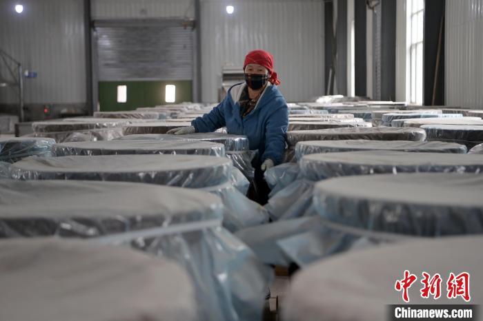 5月10日，工作人員檢查裝有酒糟的壇子。九美旦增　攝