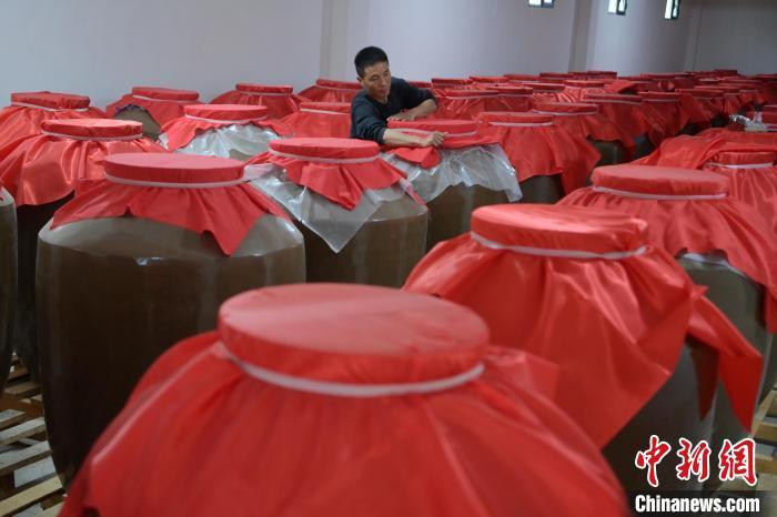 圖為5月10日，工作人員在儲酒庫檢查酒缸密封性。九美旦增　攝