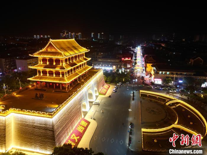 圖為武威市標(biāo)志性建筑涼州古城門(mén)燈光亮起。(無(wú)人機(jī)照片) 　戴文昌 攝</p><p>