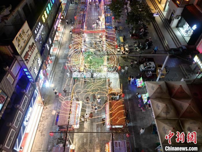 圖為明清街夜市燈光點(diǎn)亮具有武威文化元素的“銅奔馬”彩燈。(無(wú)人機(jī)照片) 　戴文昌 攝</p><p>