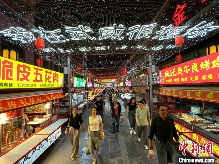 圖為明清街夜市燈光點(diǎn)亮“我在武威很想你”。　戴文昌 攝</p><p>