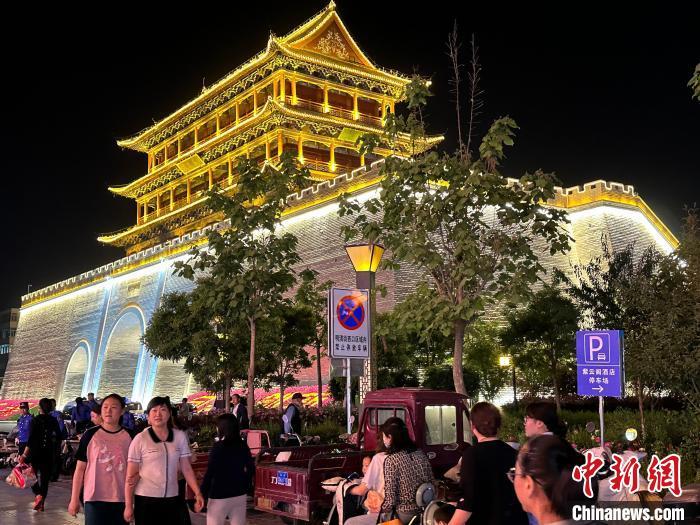 圖為夜幕降臨，涼州古城門(mén)燈光亮起?！〈魑牟?攝