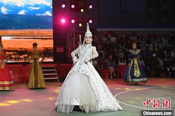 圖為開幕式現(xiàn)場蒙古族服飾秀。李亞龍 攝</p>
<p>