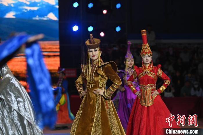 圖為開幕式現(xiàn)場蒙古族服飾秀。李亞龍 攝</p>
<p>