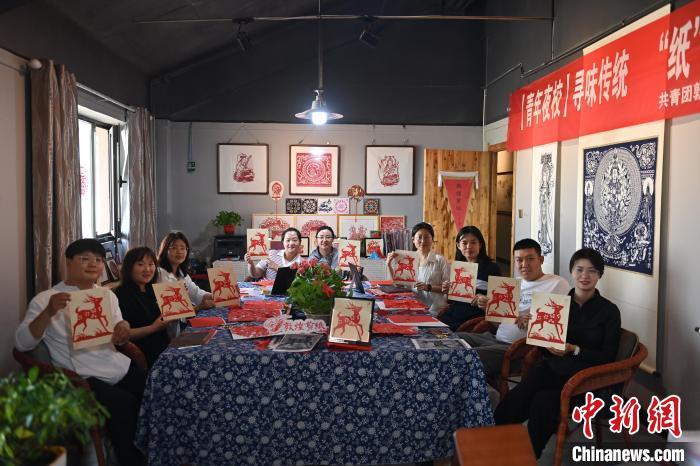 6月6日，在甘肅敦煌青年夜校課程中，青年學(xué)員展示學(xué)習(xí)敦煌非遺剪紙的成果。