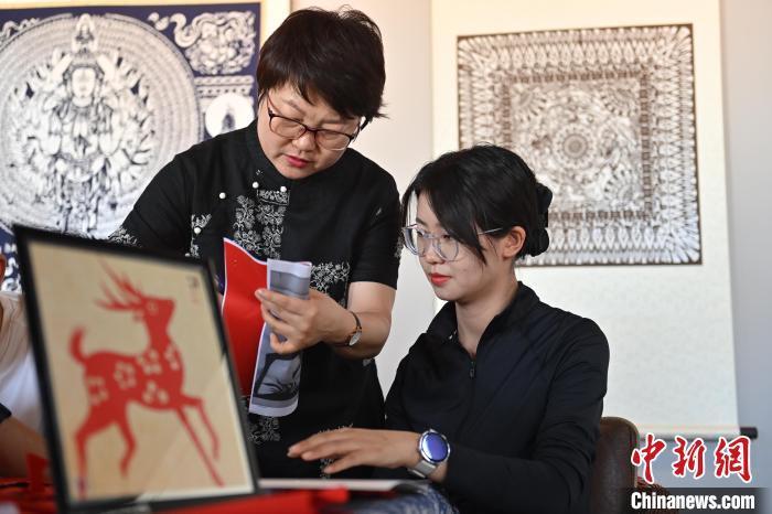6月6日，在甘肅敦煌青年夜校課程中，青年學(xué)員學(xué)習(xí)敦煌非遺剪紙課程。李亞龍 攝