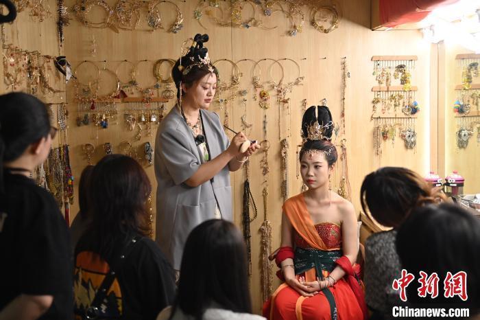 6月6日，在甘肅敦煌青年夜校課程中，青年學(xué)員學(xué)習(xí)敦煌美妝課程。李亞龍 攝