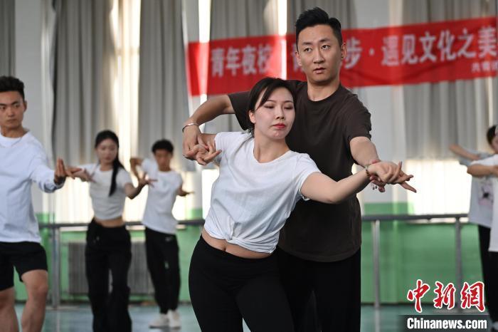 6月6日，在甘肅敦煌青年夜校課程中，學(xué)員學(xué)習(xí)敦煌舞課程。李亞龍 攝　　