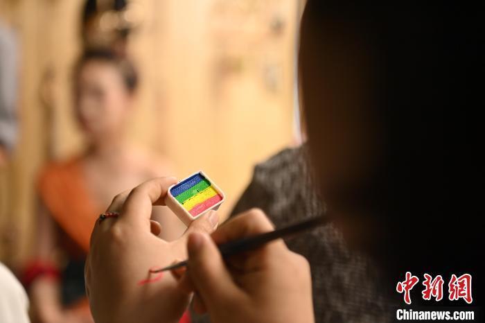 6月6日，在甘肅敦煌青年夜校課程中，青年學(xué)員學(xué)習(xí)敦煌美妝課程。李亞龍 攝　　