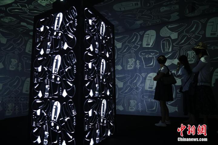 圖為游客參觀藝術(shù)展。中新社記者 李亞龍 攝