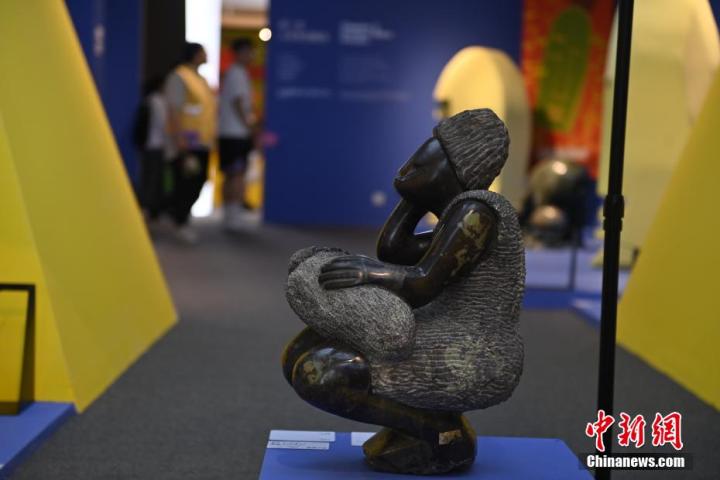 圖為游客參觀藝術(shù)展。中新社記者 李亞龍 攝</p>
<p>