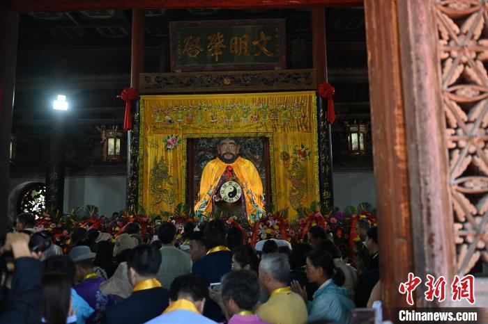 6月21日，2024(甲辰)年公祭中華人文始祖伏羲大典在甘肅天水舉行，來(lái)自海峽兩岸及港澳地區(qū)約500人現(xiàn)場(chǎng)共祭中華人文始祖伏羲。中新社記者 李亞龍 攝