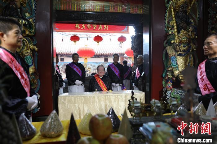 6月21日，“2024(甲辰年)兩岸共祭人文始祖伏羲典禮”在臺(tái)灣新北舉行。擔(dān)任主祭官的先嗇宮董事長(zhǎng)、中國(guó)國(guó)民黨前秘書(shū)長(zhǎng)李乾龍(中)出席典禮并擔(dān)任主祭官。中新社記者 張曉曦 攝