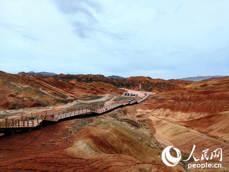  雨后的七彩丹霞，顏色格外艷麗。人民網(wǎng) 黃津曉虎攝