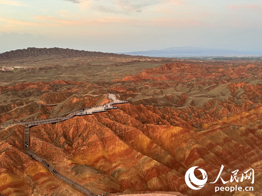 日落時分，余暉與丹霞交相輝映。人民網(wǎng)記者 徐冬兒攝