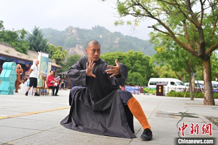 7月14日，甘肅省平?jīng)鍪嗅轻忌骄皡^(qū)內(nèi)，嵩山少林弟子展示武藝。7月13日至14日，“2024年北京體育大學(xué)第十五屆國(guó)際武術(shù)比賽交流大會(huì)暨首屆崆峒山國(guó)際武術(shù)大會(huì)”舉行，大會(huì)也在崆峒山景區(qū)進(jìn)行問(wèn)道崆峒、武術(shù)高級(jí)研修班、崆峒拜師等系列活動(dòng)。中新社記者 李亞龍 攝</p>
<p>