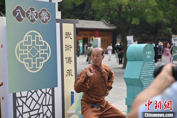 7月14日，甘肅省平?jīng)鍪嗅轻忌骄皡^(qū)內(nèi)，八極拳傳承人展示八極拳。7月13日至14日，“2024年北京體育大學(xué)第十五屆國(guó)際武術(shù)比賽交流大會(huì)暨首屆崆峒山國(guó)際武術(shù)大會(huì)”舉行，大會(huì)也在崆峒山景區(qū)進(jìn)行問(wèn)道崆峒、武術(shù)高級(jí)研修班、崆峒拜師等系列活動(dòng)。中新社記者 李亞龍 攝</p>
<p>