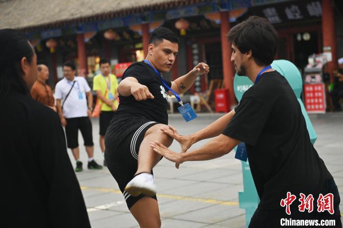 7月14日，甘肅省平?jīng)鍪嗅轻忌骄皡^(qū)內(nèi)，外籍武術(shù)愛(ài)好者切磋武藝。7月13日至14日，“2024年北京體育大學(xué)第十五屆國(guó)際武術(shù)比賽交流大會(huì)暨首屆崆峒山國(guó)際武術(shù)大會(huì)”舉行，大會(huì)也在崆峒山景區(qū)進(jìn)行問(wèn)道崆峒、武術(shù)高級(jí)研修班、崆峒拜師等系列活動(dòng)。中新社記者 李亞龍 攝