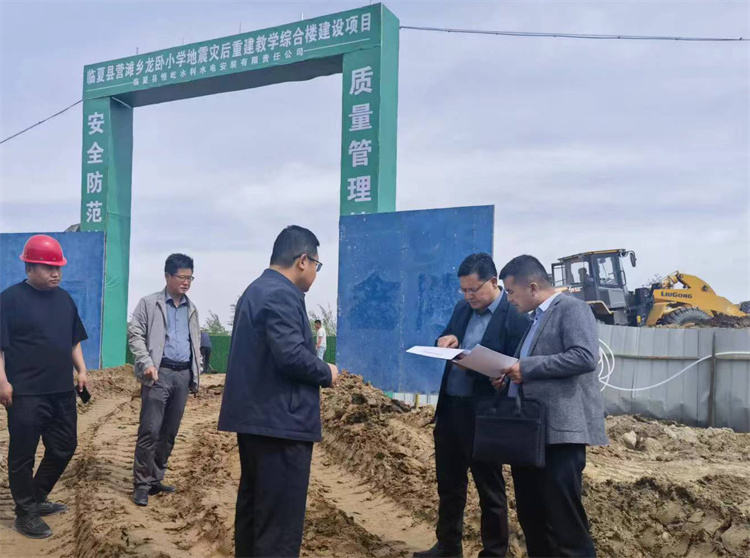 州紀(jì)委監(jiān)委督查組在臨夏縣營灘鄉(xiāng)龍臥小學(xué)災(zāi)后重建教學(xué)綜合樓建設(shè)項目施工現(xiàn)場開展督導(dǎo)檢查。.jpg
