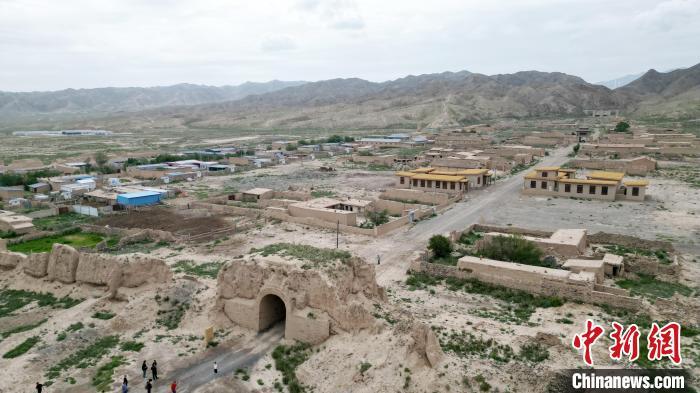 7月13日，位于山丹漢明長城遺址里的硤口古城。(無人機圖片) 　九美旦增 攝