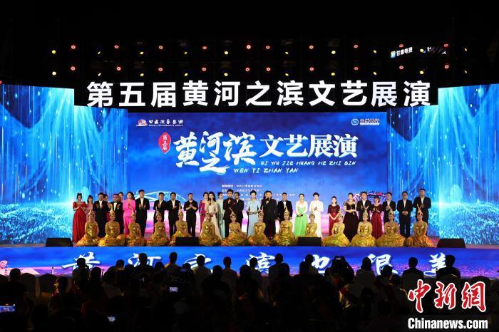 7月19日晚，第五屆黃河之濱文藝展演在蘭州體育文化廣場開幕。張曦予 攝